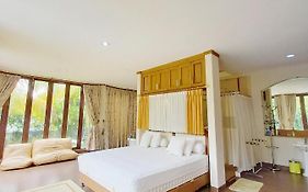 Villa Muslim Yuni Syahla Holiday Home